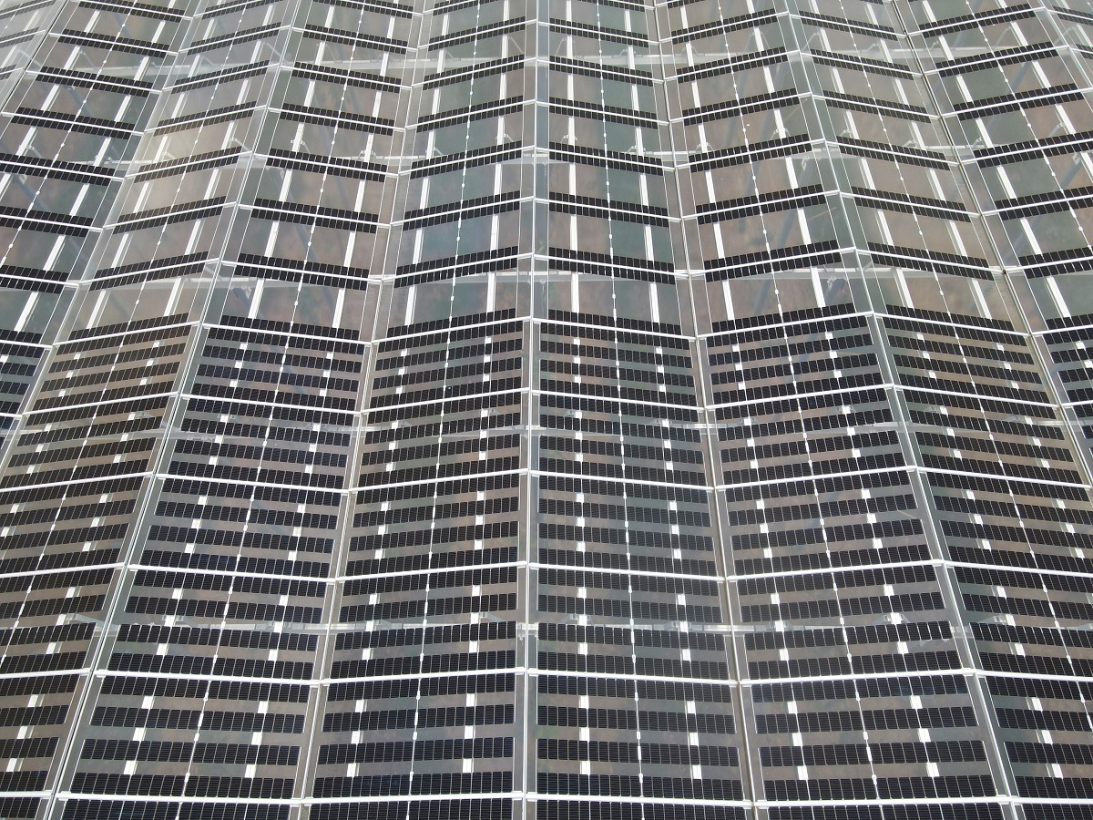 Nahaufnahme geneigter, halbtransparenter Solarmodule einer Agri-Photovoltaikanlage