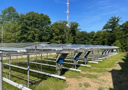 Reihe von Wechselrichtern entlang der Modulreihen einer Agri-PV-Anlage
