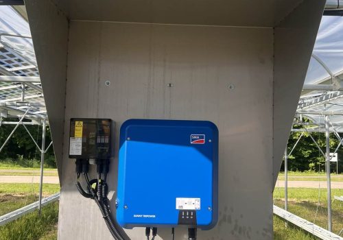 Blauer SMA Sunny Tripower Wechselrichter mit Anschlusskasten an einer Stütze der Agri-PV-Anlage Jülich