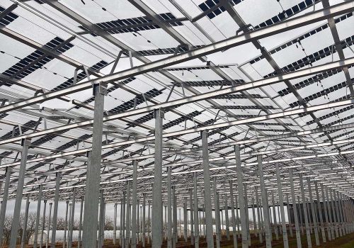 Teilmontierte Unterkonstruktion der Agri PV Anlage über noch unbepflanzter Fläche, Heuchlingen