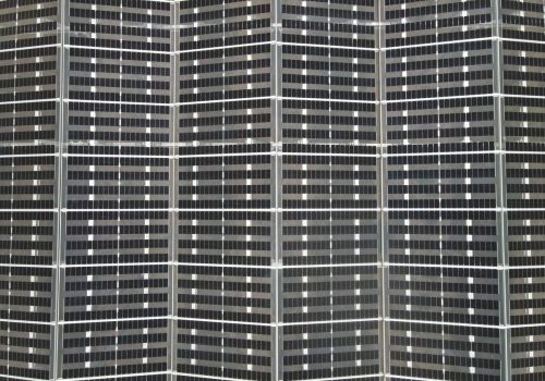 Luftaufnahme des symmetrischen Modulmusters mit First-Verlauf der Agri PV Anlage, Heuchlingen