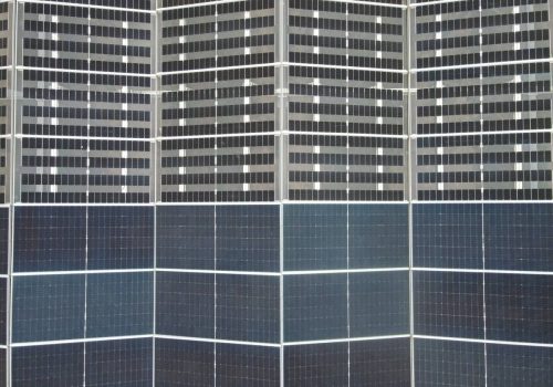 Nahaufnahme der Solarmodule mit unterschiedlicher Transparenz an der Agri PV Anlage Heuchlingen