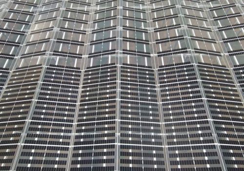 Luftaufnahme des Transparenzverlaufs der Modulreihen an der Agri PV Anlage, Heuchlingen