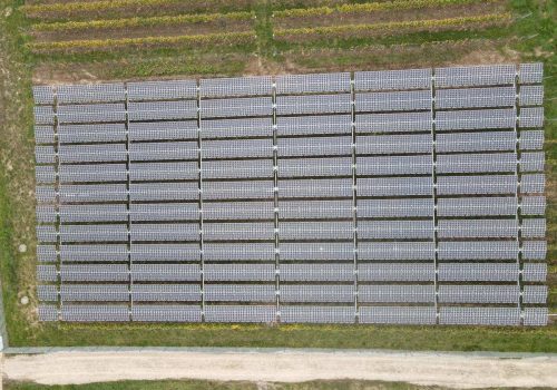 Senkrechte Draufsicht auf das Modulraster der VitiVoltaic-Anlage zwischen Weinreben, Geisenheim
