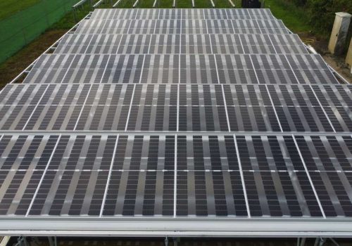 Nahansicht der Modulreihen der Agri-PV-Anlage von schräg oben