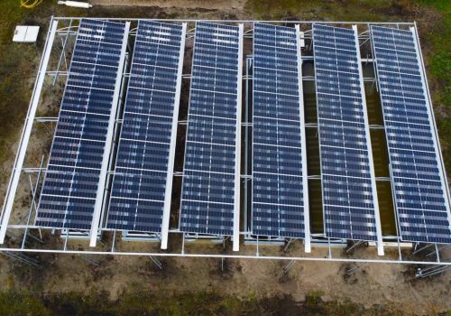 Senkrechte Draufsicht auf ein Modulraster einer Agri-PV-Anlage in den Niederlanden